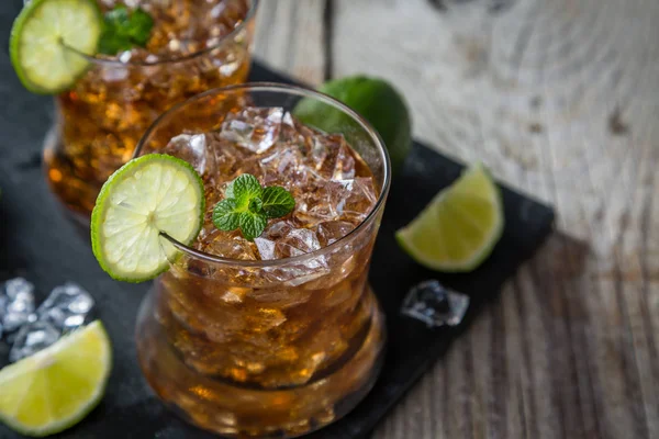 Cocktail di rum e cola in bicchieri — Foto Stock