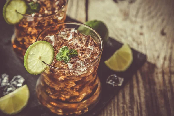 Rum en cola cocktail in glazen — Stockfoto