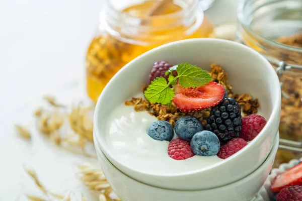 Desayuno con frutas y bayas frescas — Foto de Stock