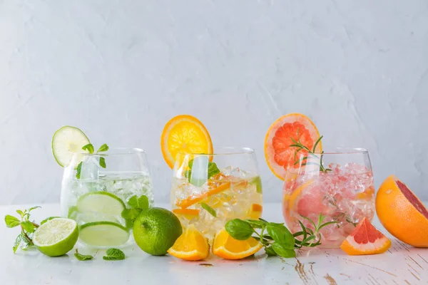 Selectie van geïnfundeerd water voor detox — Stockfoto