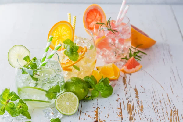 Selectie van geïnfundeerd water voor detox — Stockfoto