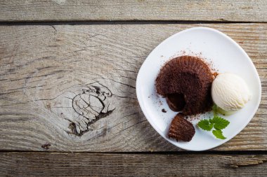 Çikolatalı fondan - lav kek vanilyalı dondurma ile