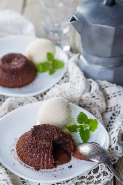 Csokoládés fondant - láva torta, vanília fagylalttal — Stock Fotó