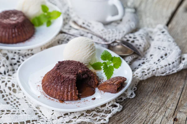 Fondant czekoladowy - lawa ciasto z lodami waniliowymi — Zdjęcie stockowe