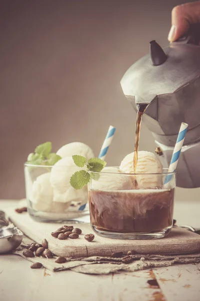 Ванільне морозиво та кавове плавання — стокове фото