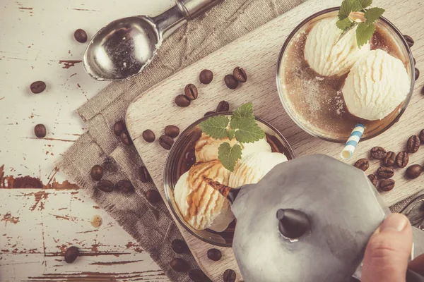 Helado de vainilla y flotador de café —  Fotos de Stock