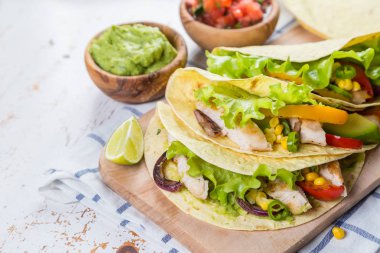 Meksika yemeği - Taco, salsa, guacamole