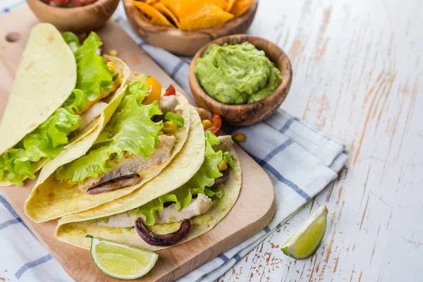 멕시코 음식-타코, 살사, 아보카도 소스 — 스톡 사진