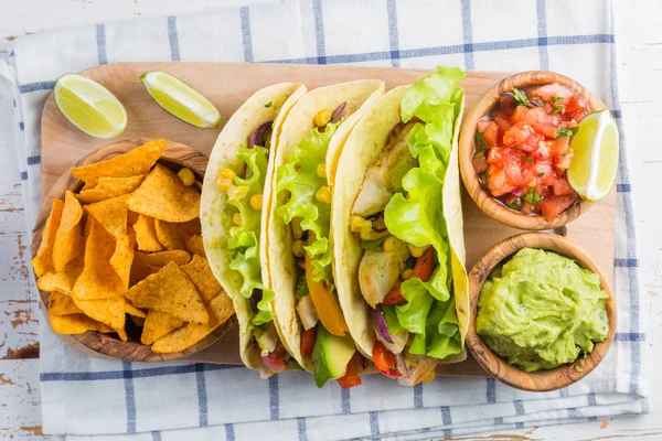 Meksykańskie jedzenie - tacos, salsa, guacamole — Zdjęcie stockowe