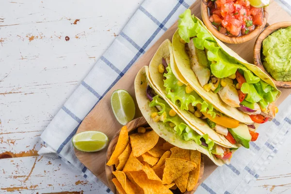 Meksykańskie jedzenie - tacos, salsa, guacamole — Zdjęcie stockowe
