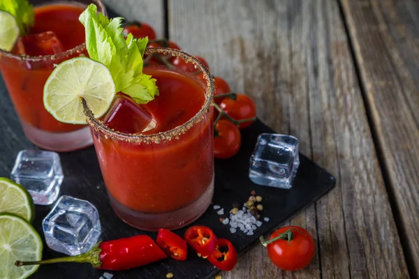 Coquetel Bloody Mary e ingredientes — Fotografia de Stock