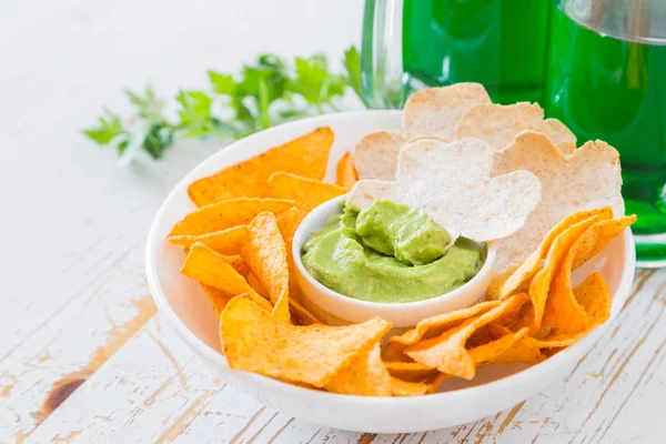 St patrick day party - grünes Bier und Häppchen — Stockfoto