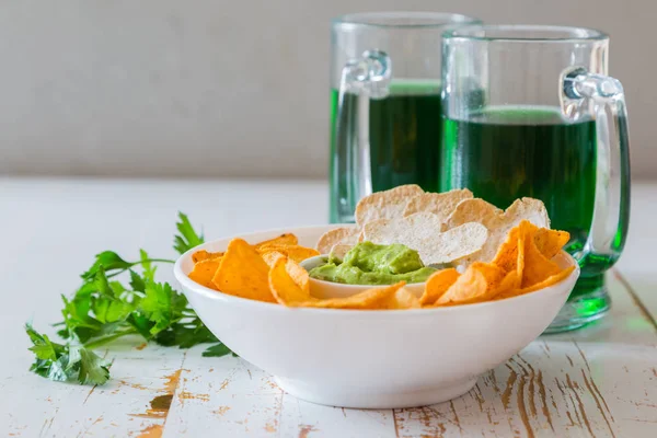 St Patrick dag party - groene bier en voorgerechten — Stockfoto