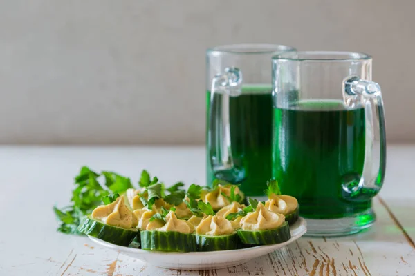 День Святого Патрика - зеленое пиво и закуски — стоковое фото