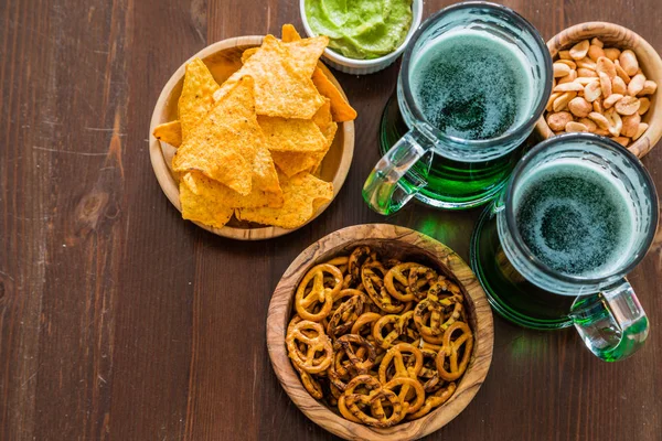 St patrick day party - grünes Bier und Häppchen — Stockfoto