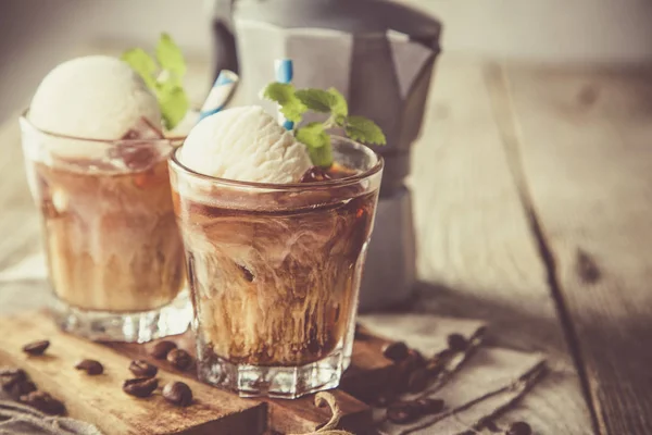 Café gelado com sorvete de baunilha — Fotografia de Stock