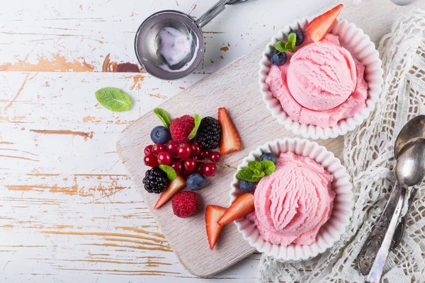Ягодное мороженое со свежими фруктами — стоковое фото