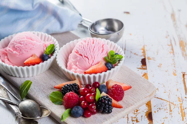 Beereneis mit frischen Früchten — Stockfoto