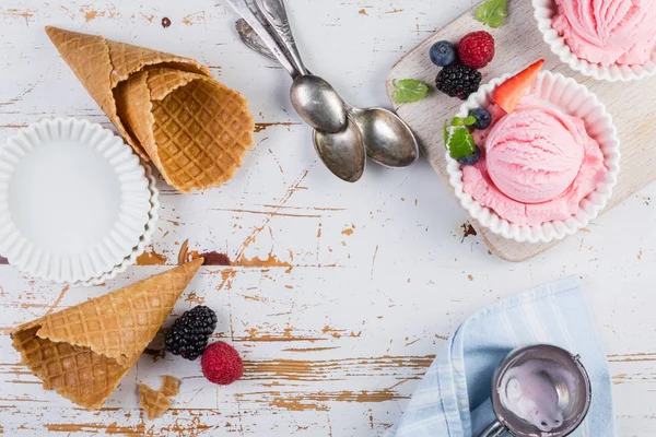 Helado de bayas con frutas frescas —  Fotos de Stock