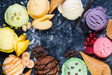 Seçim mermer arka plan üzerinde renkli dondurma kaşık toz