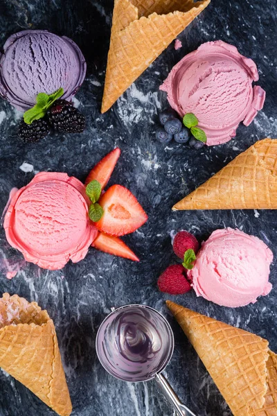Ποικιλία από πολύχρωμα μούρο παγωτό σε μαρμάρινο φόντο — Φωτογραφία Αρχείου