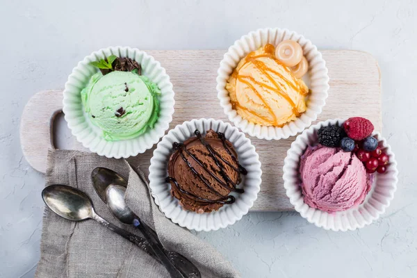 Selezione di palline di gelato colorate — Foto Stock