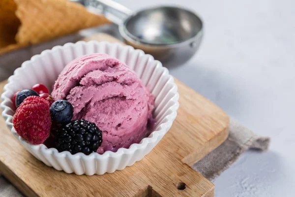 Berry lody w misce biały — Zdjęcie stockowe