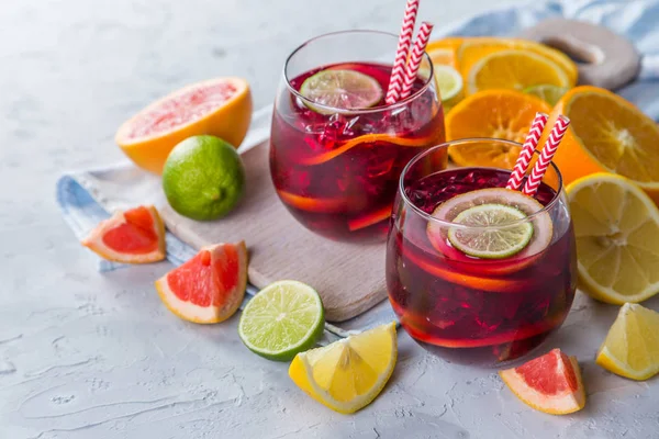 Sangria och ingredienser i glas — Stockfoto