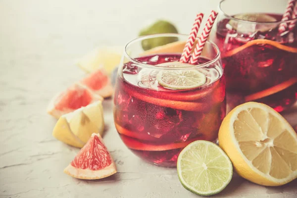 Sangria och ingredienser i glas — Stockfoto