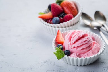 Berry dondurma taze meyve ile