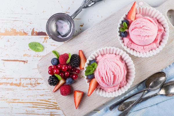 Berry glass med färska frukter — Stockfoto