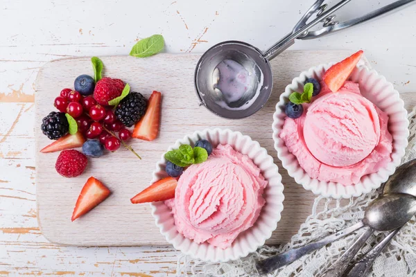 Berry ice cream with fresh fruits — Stock Photo, Image