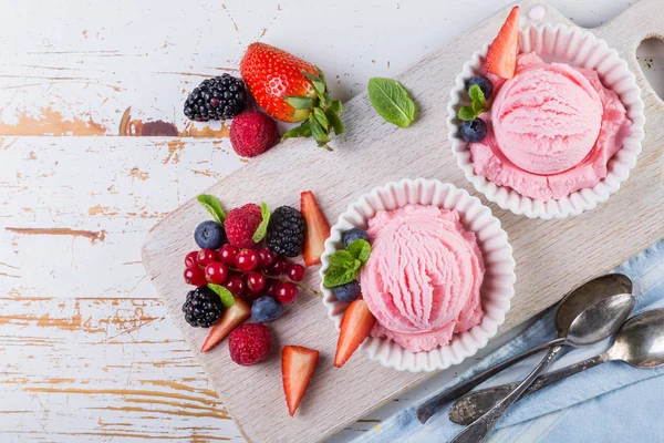 野莓冰淇淋与新鲜水果 — 图库照片