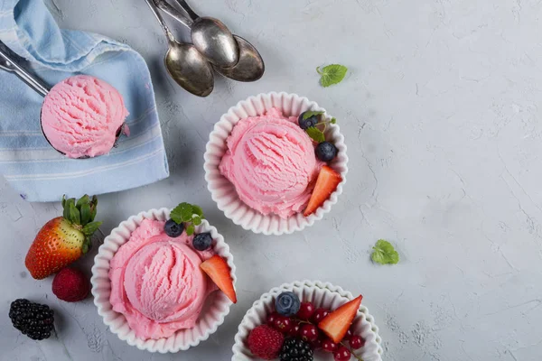 Helado de bayas con frutas frescas —  Fotos de Stock