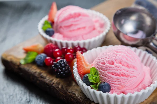 Bogyó fagylalt friss gyümölcsökkel — Stock Fotó