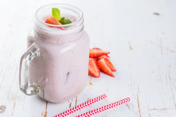 Strawberry jogurt smoothie in glass jar — Stock Photo, Image