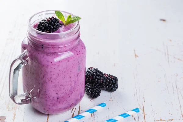 黑莓 jogurt 冰沙在玻璃罐 — 图库照片