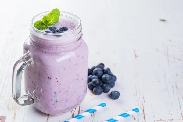 Batido de jogurt de arándano en frasco de vidrio —  Fotos de Stock