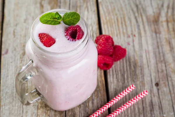 Batido de jogurt de frambuesa en frasco de vidrio —  Fotos de Stock