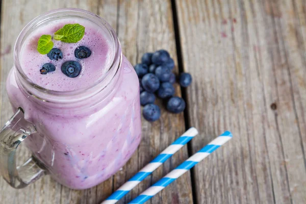 Blueberry jogurt smoothie i glasburk — Stockfoto