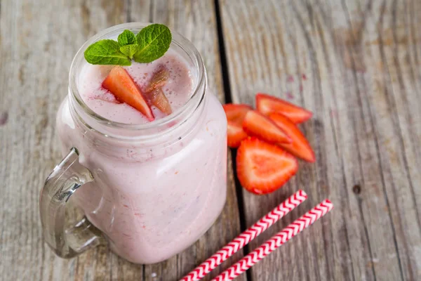 Batido de jogurt de fresa en frasco de vidrio —  Fotos de Stock