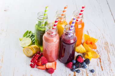 Rustik ahşap arka plan üzerinde renkli smoothies yelpazesi