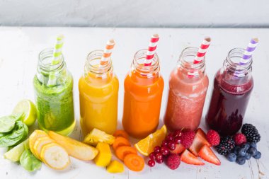 Rustik ahşap arka plan üzerinde renkli smoothies yelpazesi
