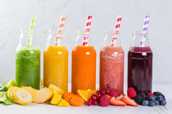 Selection of colourful smoothies on rustic wood background — Stock Photo, Image