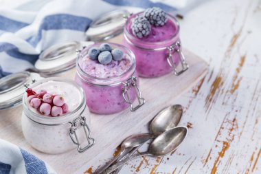 Çilek ile renkli gece oatmeals seçimi