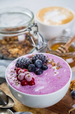 Kahvaltı - granola ve çilek, kahve, ballı yoğurt kase