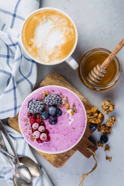 Kahvaltı - granola ve çilek, kahve, ballı yoğurt kase