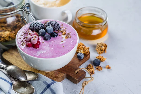 Desayuno - tazón de yogur con granola y bayas, café, miel —  Fotos de Stock