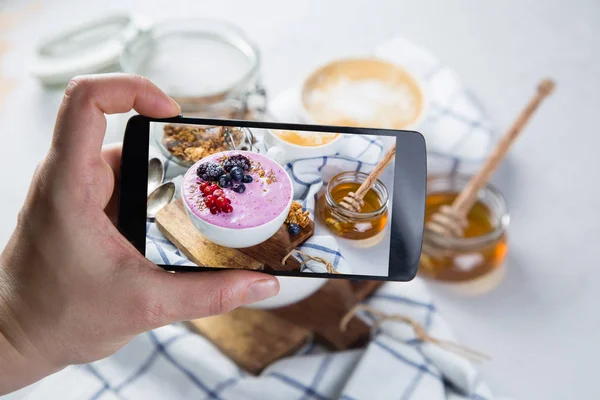 Tomar fotos del desayuno al teléfono — Foto de Stock