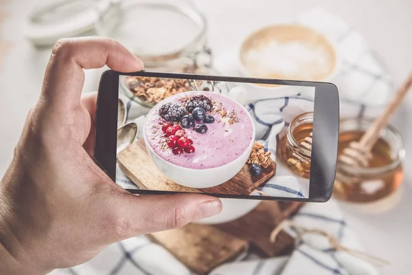 Tomar fotos del desayuno al teléfono — Foto de Stock